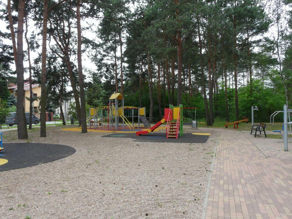 Sosnowy Apartament Józefów Kültér fotó